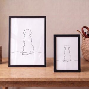 Gepersonaliseerde lijntekening van een hond in zwarte fotolijst op linnen papier